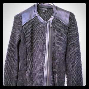 Jacket with leather shoulders